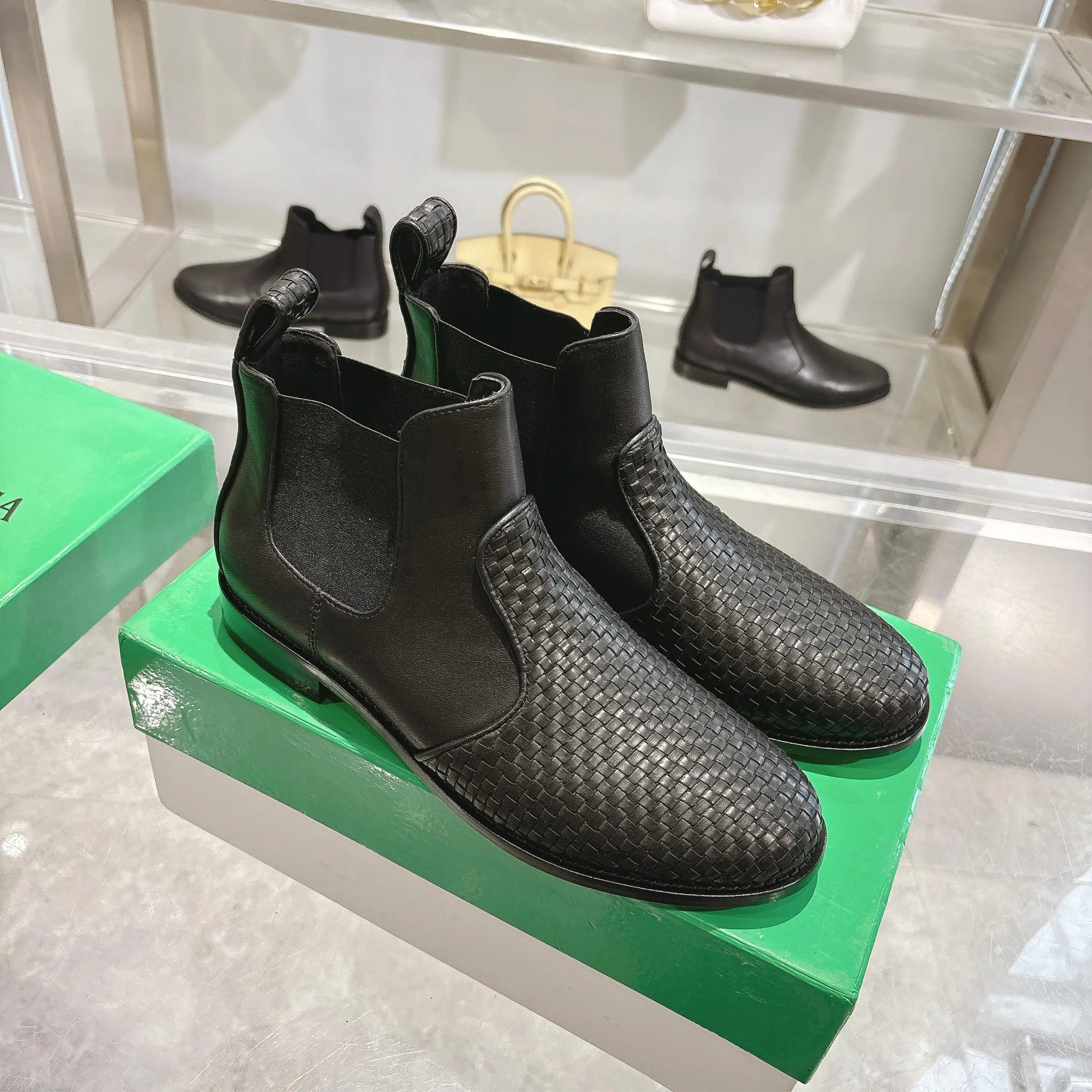 [BV] Top P:980💰Size for couples: Female 35-39 Male 39--44 (Female 40. Male 38.45.46.47 customization is not returnable) [Note‼ ️] Add 💰 to size 46, add 20💰 to size 47, Bottega Veneta 2025 autumn and winter counter synchronized style Bottega Veneta small round toe short boots, high mercerized cow velvet, solid color cow lining! Leather outsole! A one-to-one replica of the original! Fine workmanship! quality assurance!
